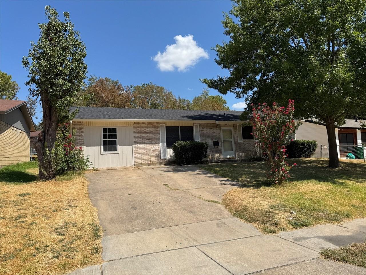 1229 Greenbrier Dr - Photo 2 of 18
