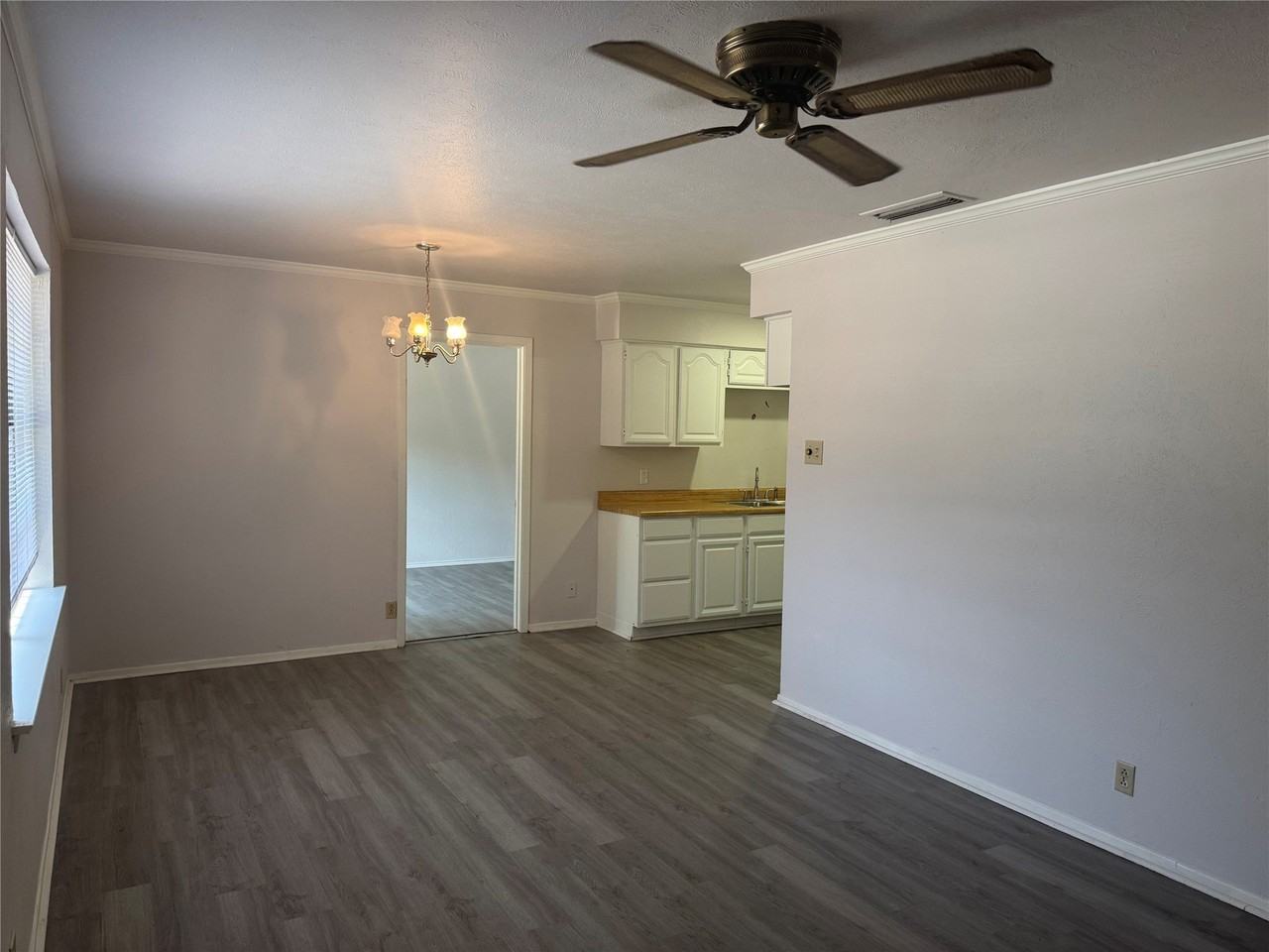 1229 Greenbrier Dr - Photo 3 of 18