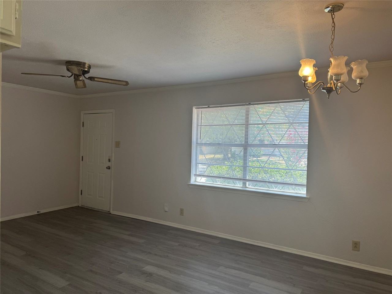 1229 Greenbrier Dr - Photo 4 of 18