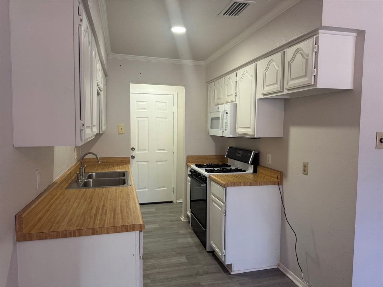 1229 Greenbrier Dr - Photo 5 of 18