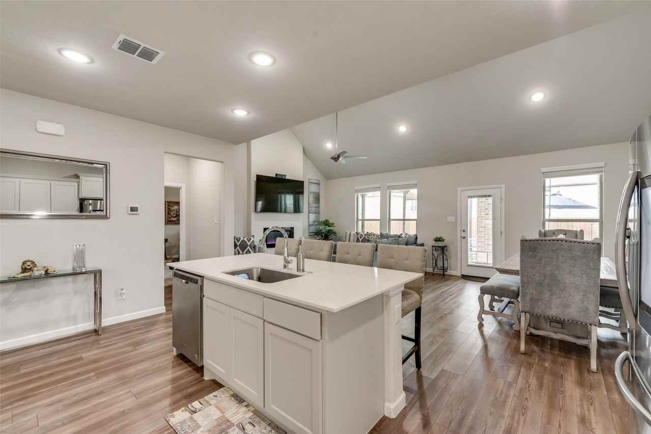 529 Ardsley Ln - Photo 4 of 11