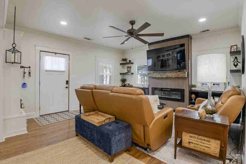 406 Commerce St - Photo 5 of 32