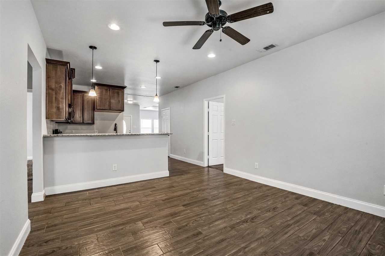 4807 Henry St - Photo 3 of 14
