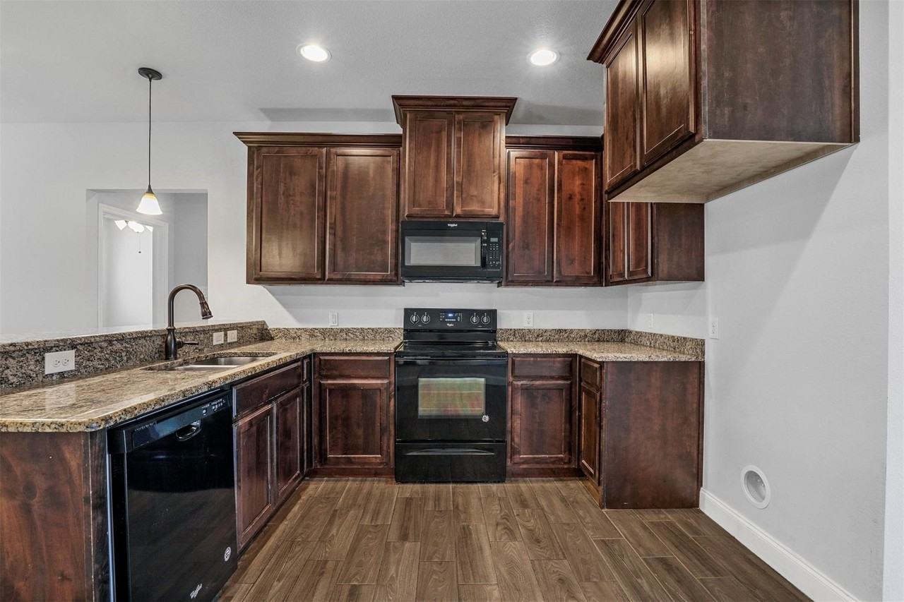 4807 Henry St - Photo 4 of 14