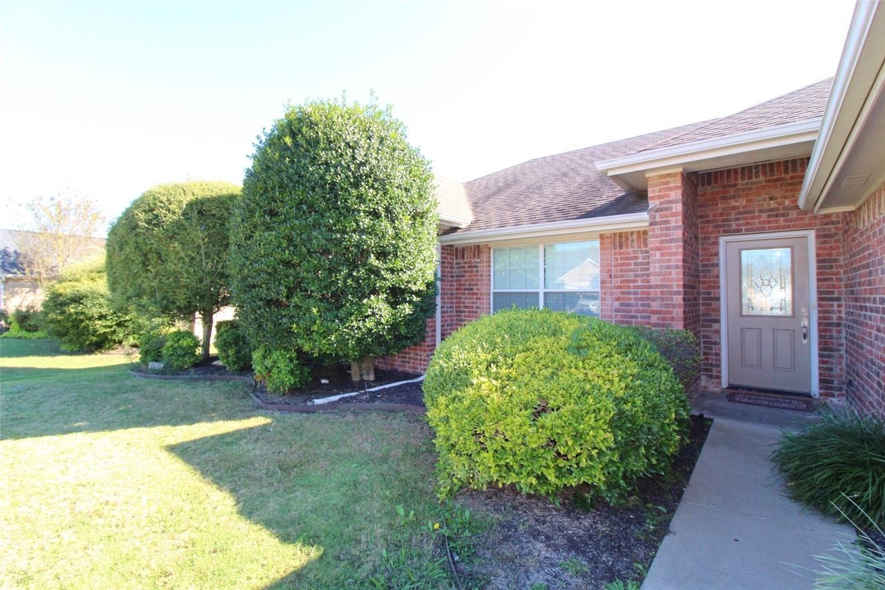 6218 Bentwood Dr - Photo 3 of 19
