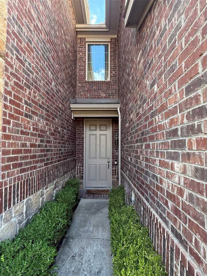 2265 Salado Dr - Photo 2 of 32