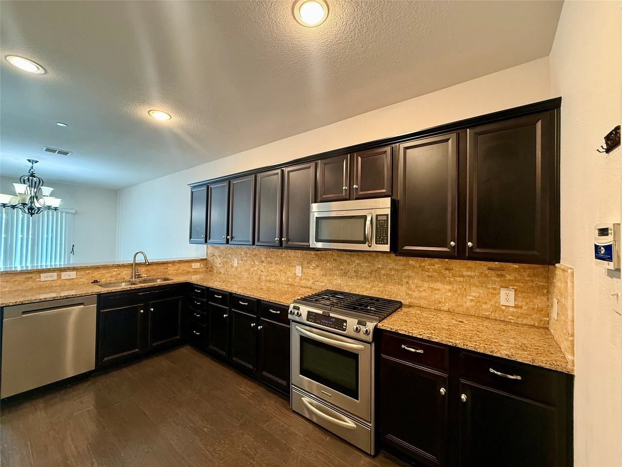 2265 Salado Dr - Photo 3 of 32