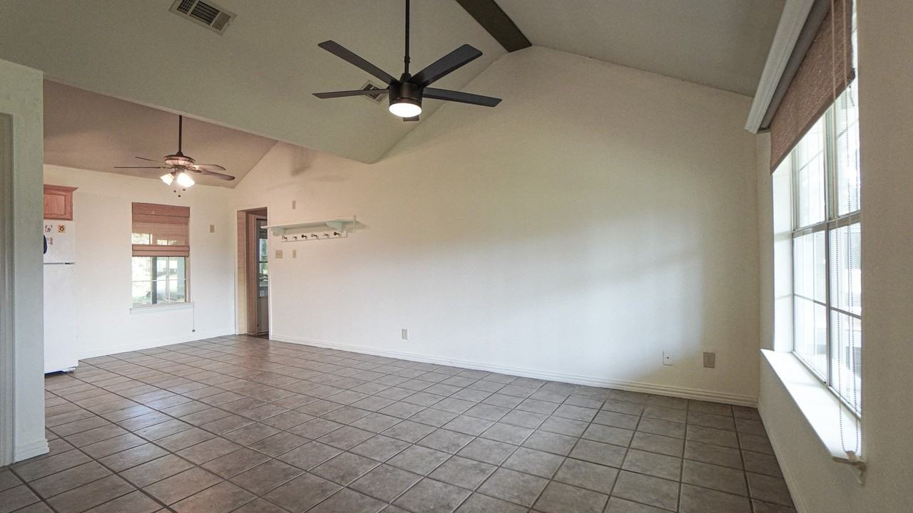 1044 N King Rd - Photo 5 of 34