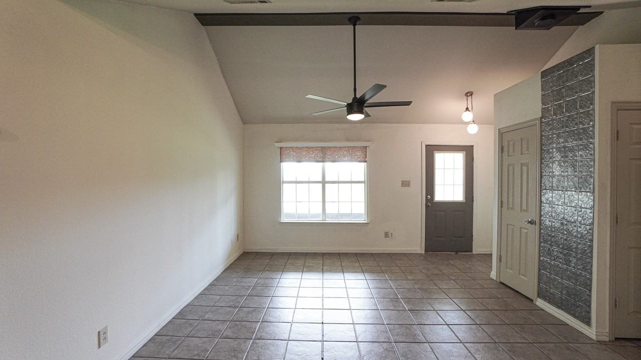 1044 N King Rd - Photo 6 of 34
