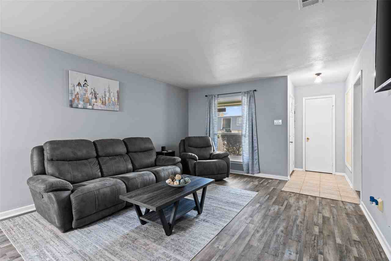 4806 Inverness Ave - Photo 3 of 15
