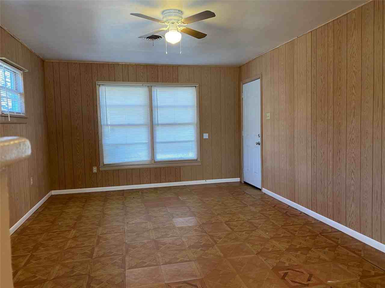 910 Merchant St - Photo 2 of 8