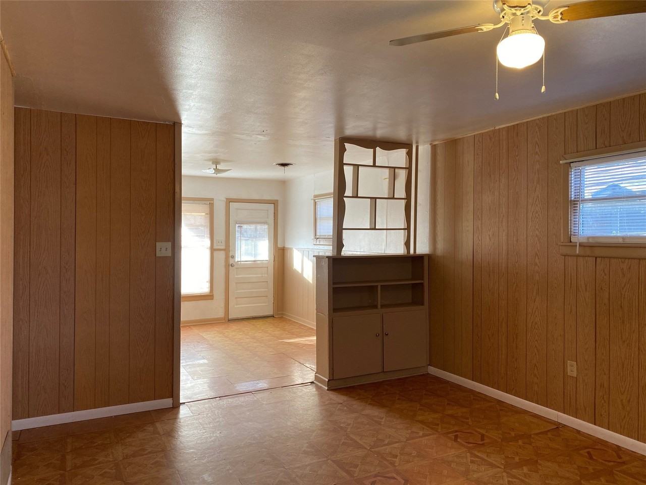 910 Merchant St - Photo 3 of 8
