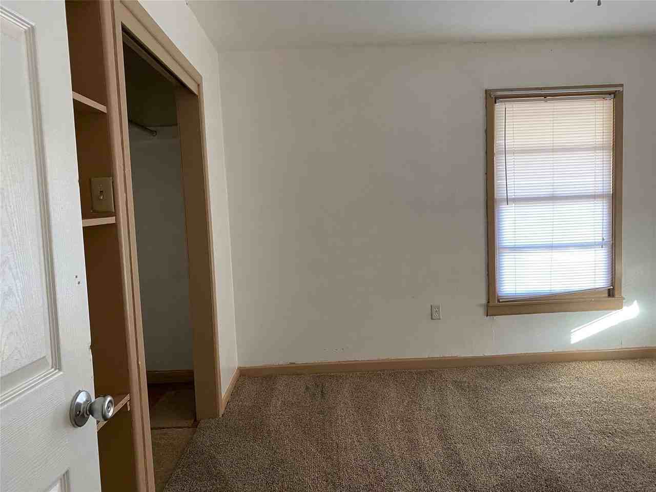 910 Merchant St - Photo 5 of 8