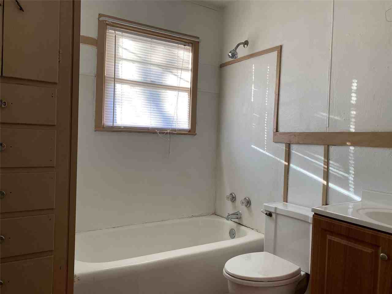 910 Merchant St - Photo 7 of 8