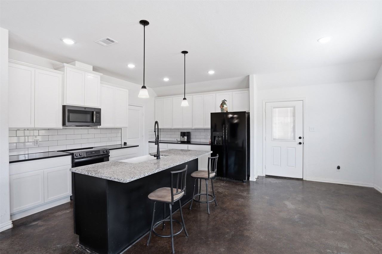 3809 Pine Rd - Photo 2 of 25