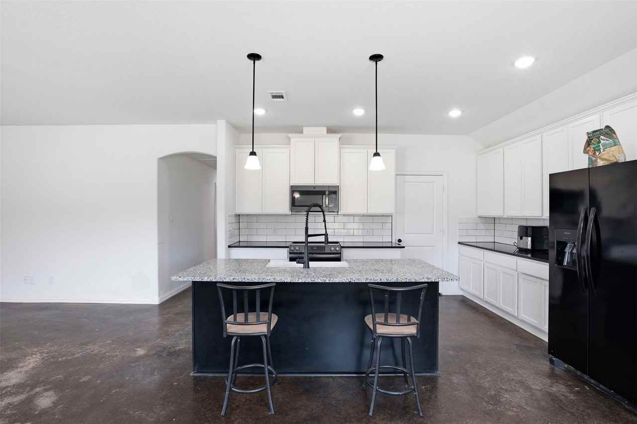 3809 Pine Rd - Photo 3 of 25