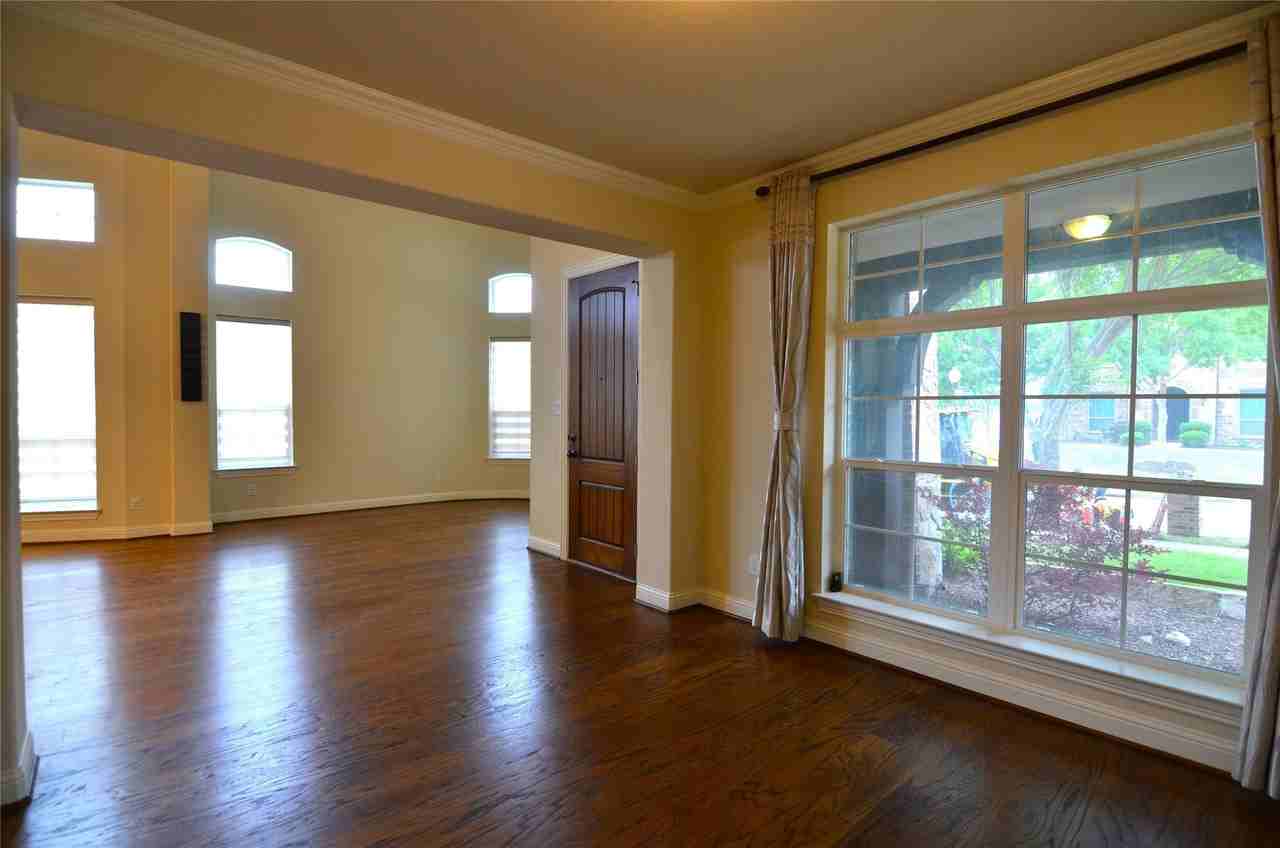 700 Addie Ln - Photo 3 of 31