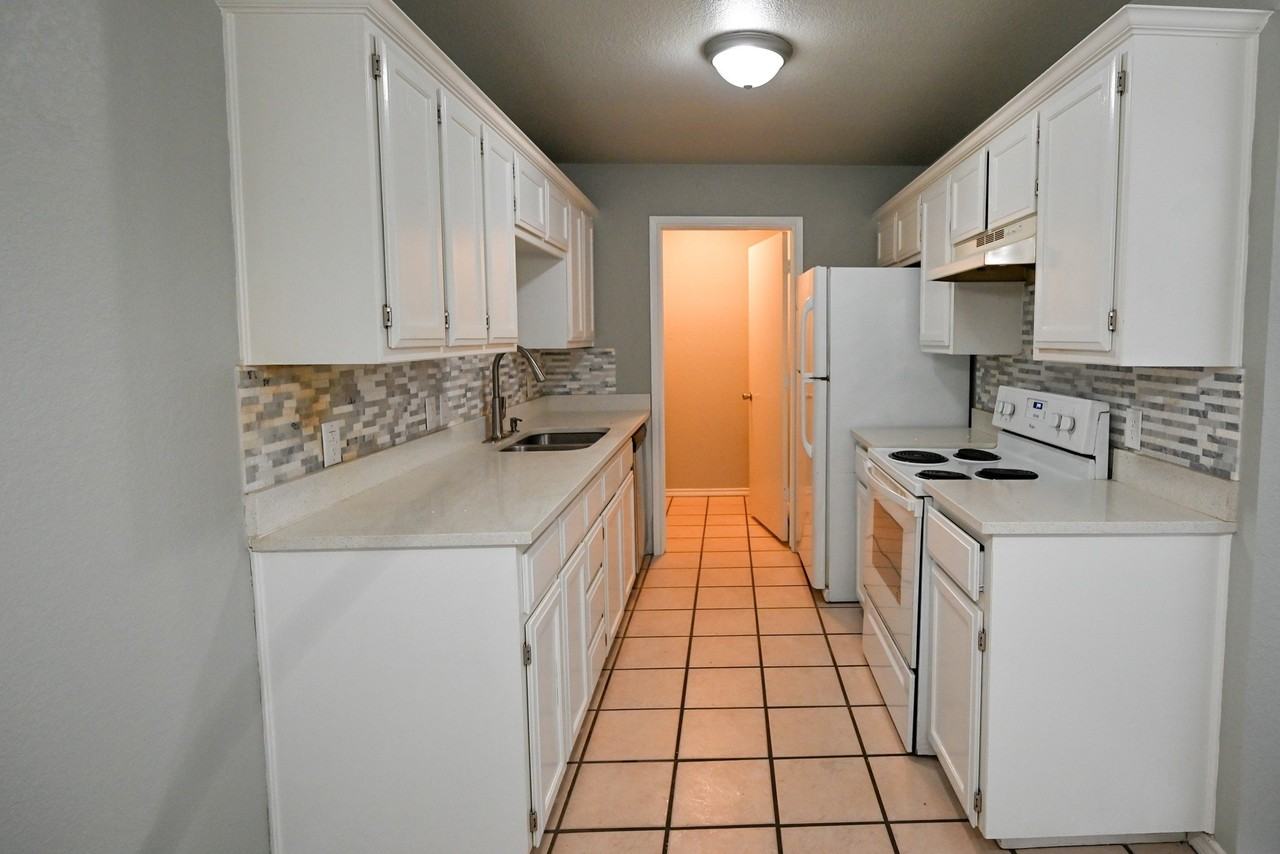 502 N Sewell Dr #B - Photo 3 of 10