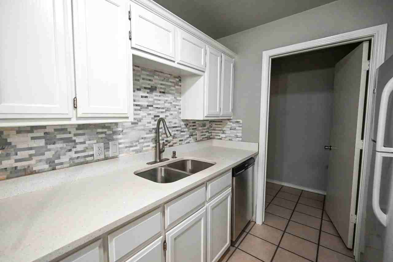 502 N Sewell Dr #B - Photo 4 of 10