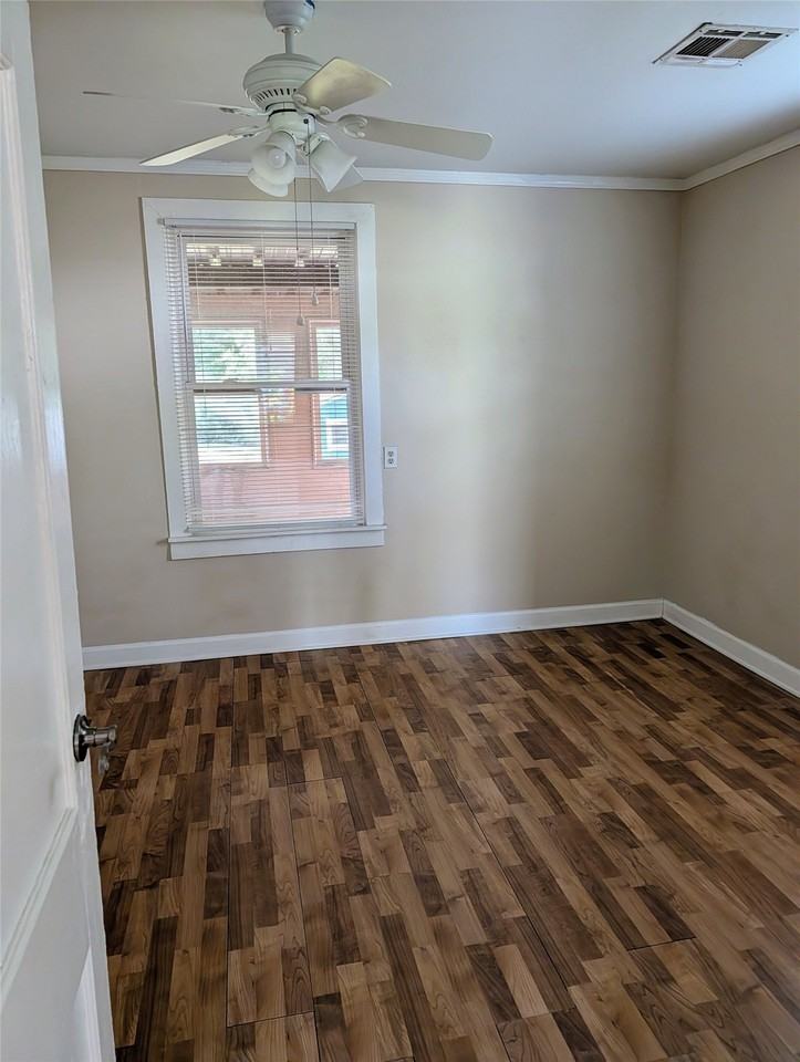 1701 Meridian Ave - Photo 5 of 8