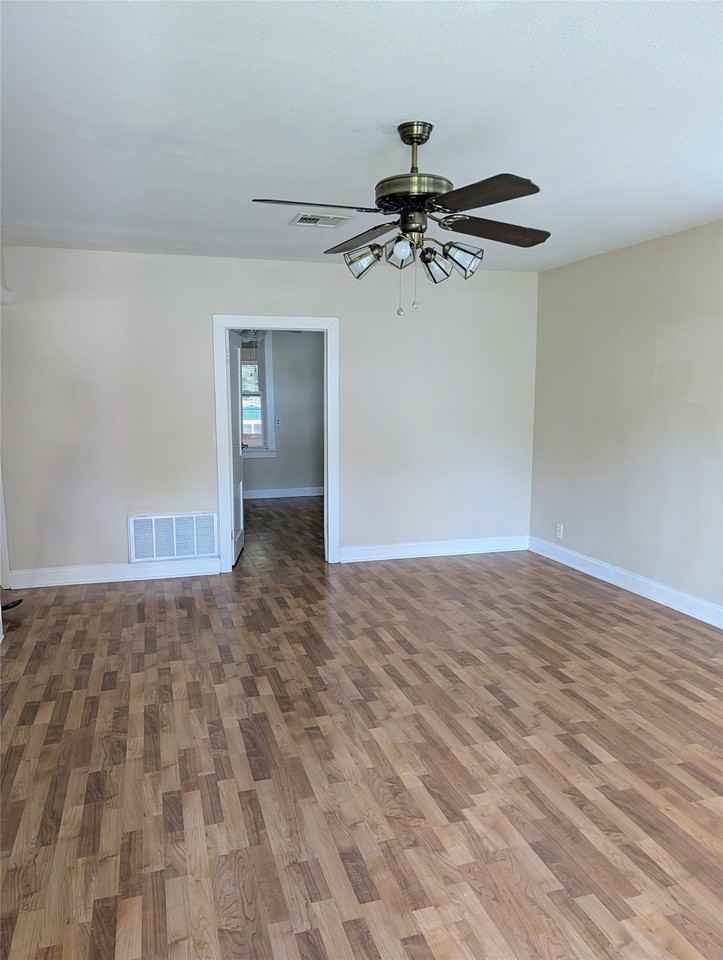 1701 Meridian Ave - Photo 6 of 8