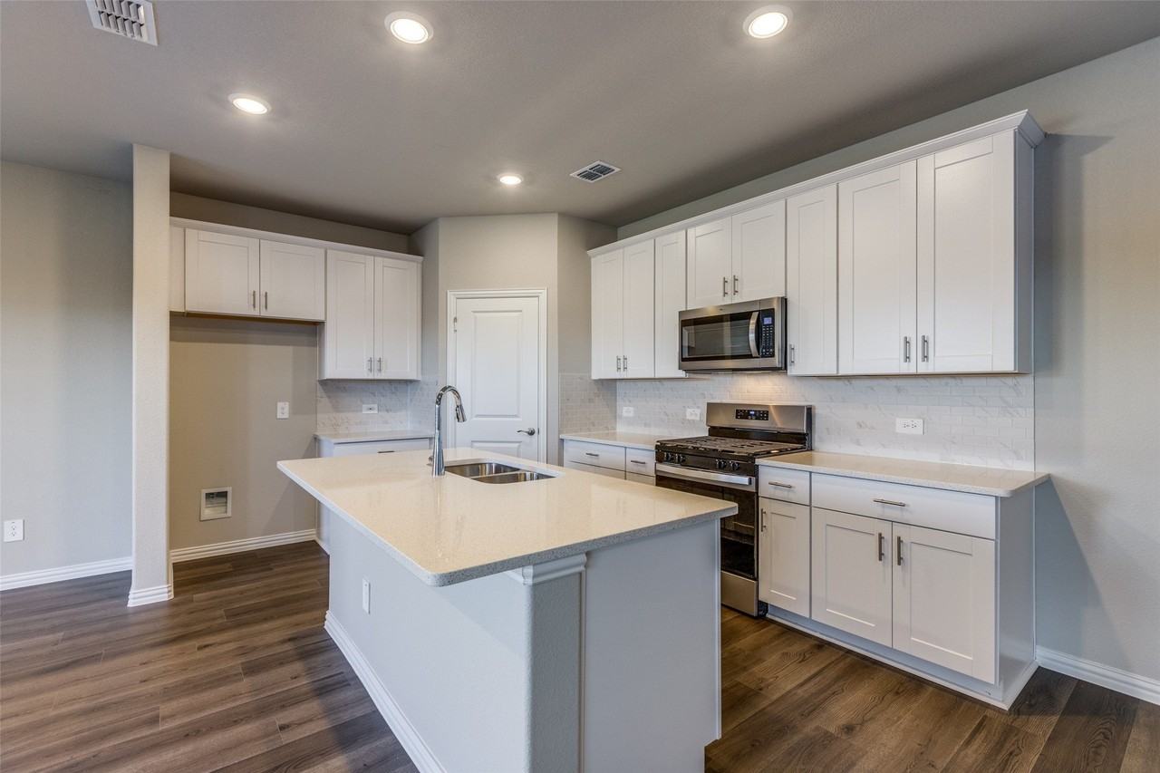 204 Travine Dr - Photo 2 of 25