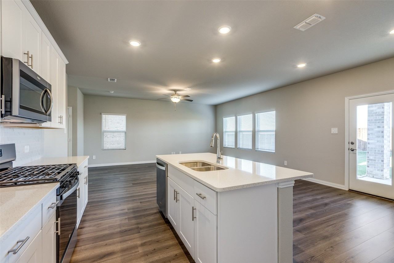 204 Travine Dr - Photo 3 of 25