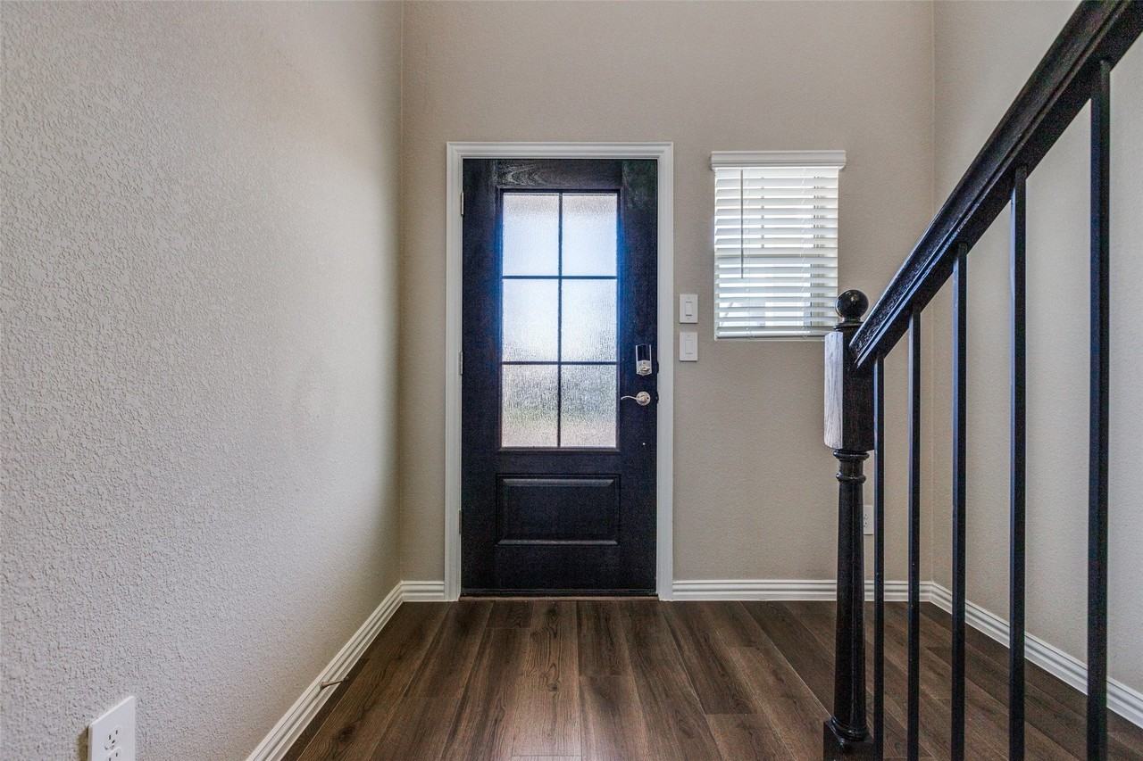 204 Travine Dr - Photo 4 of 25