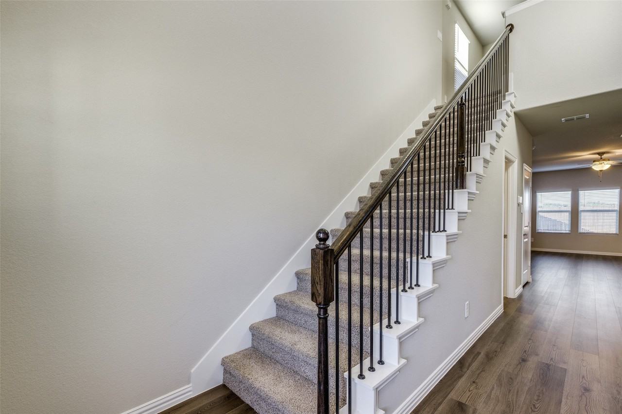 204 Travine Dr - Photo 5 of 25