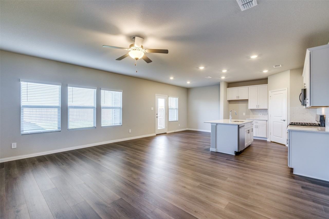 204 Travine Dr - Photo 6 of 25