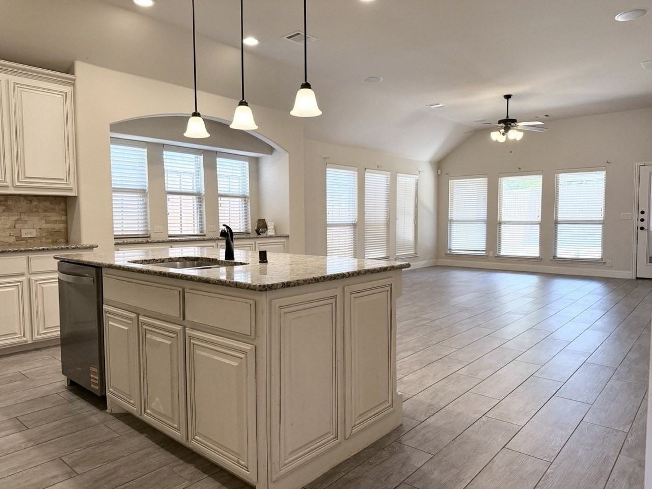 913 Foxglove Dr - Photo 3 of 18