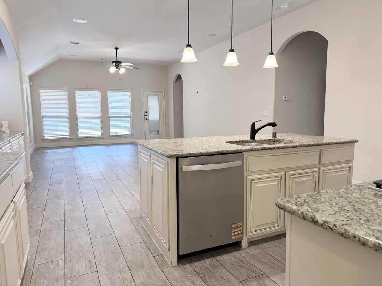 913 Foxglove Dr - Photo 4 of 18