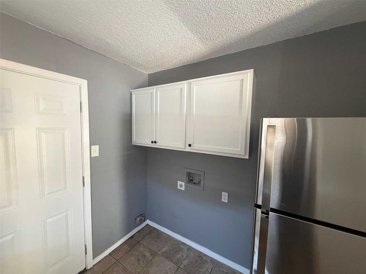 5334 Flamingo Rd - Photo 3 of 11