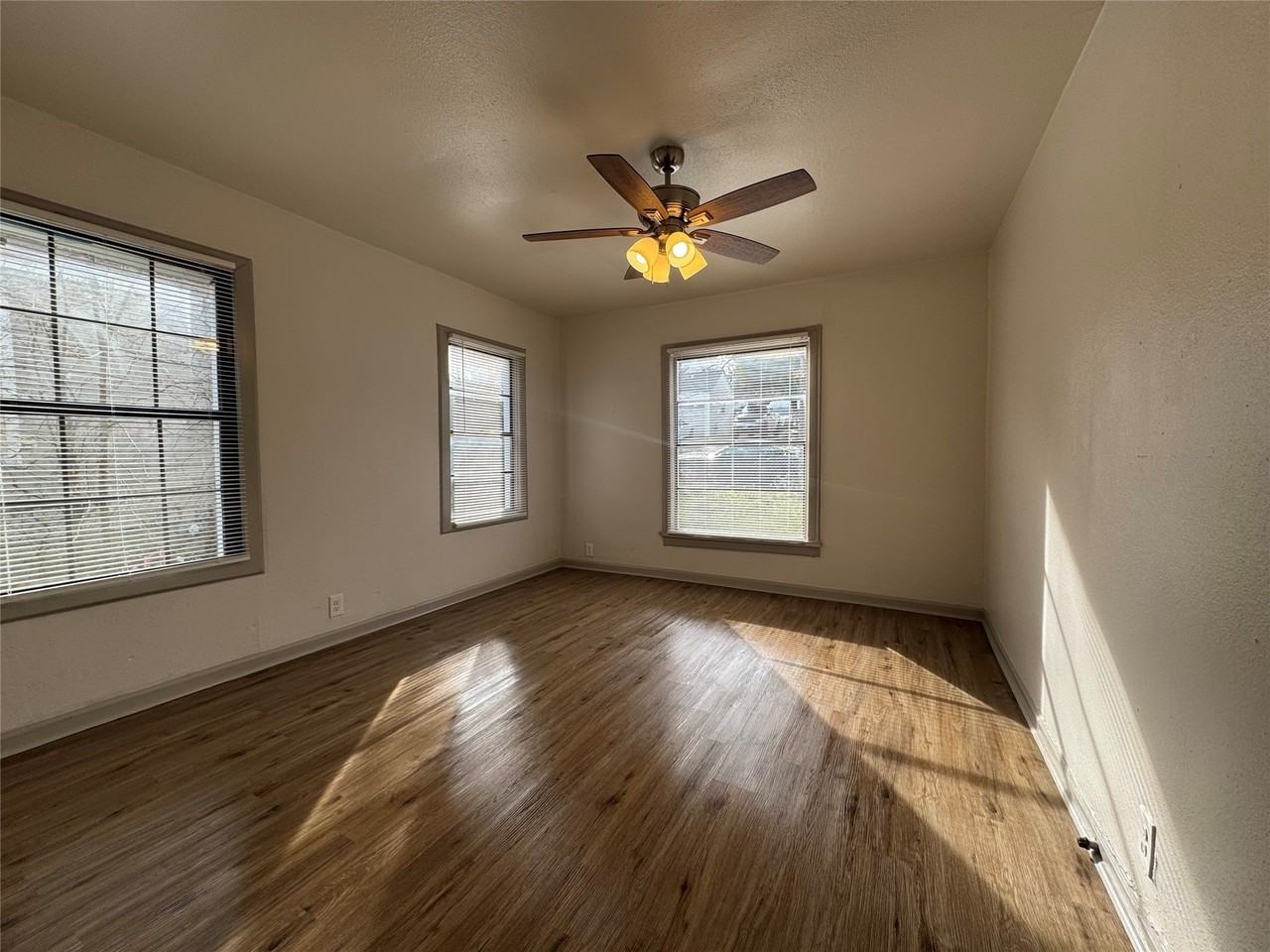 310 Avenue J - Photo 4 of 13