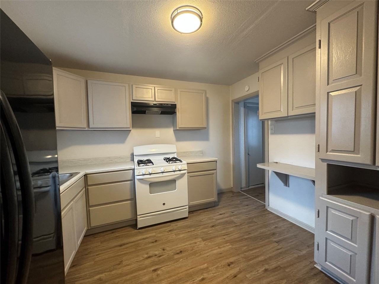 310 Avenue J - Photo 5 of 13
