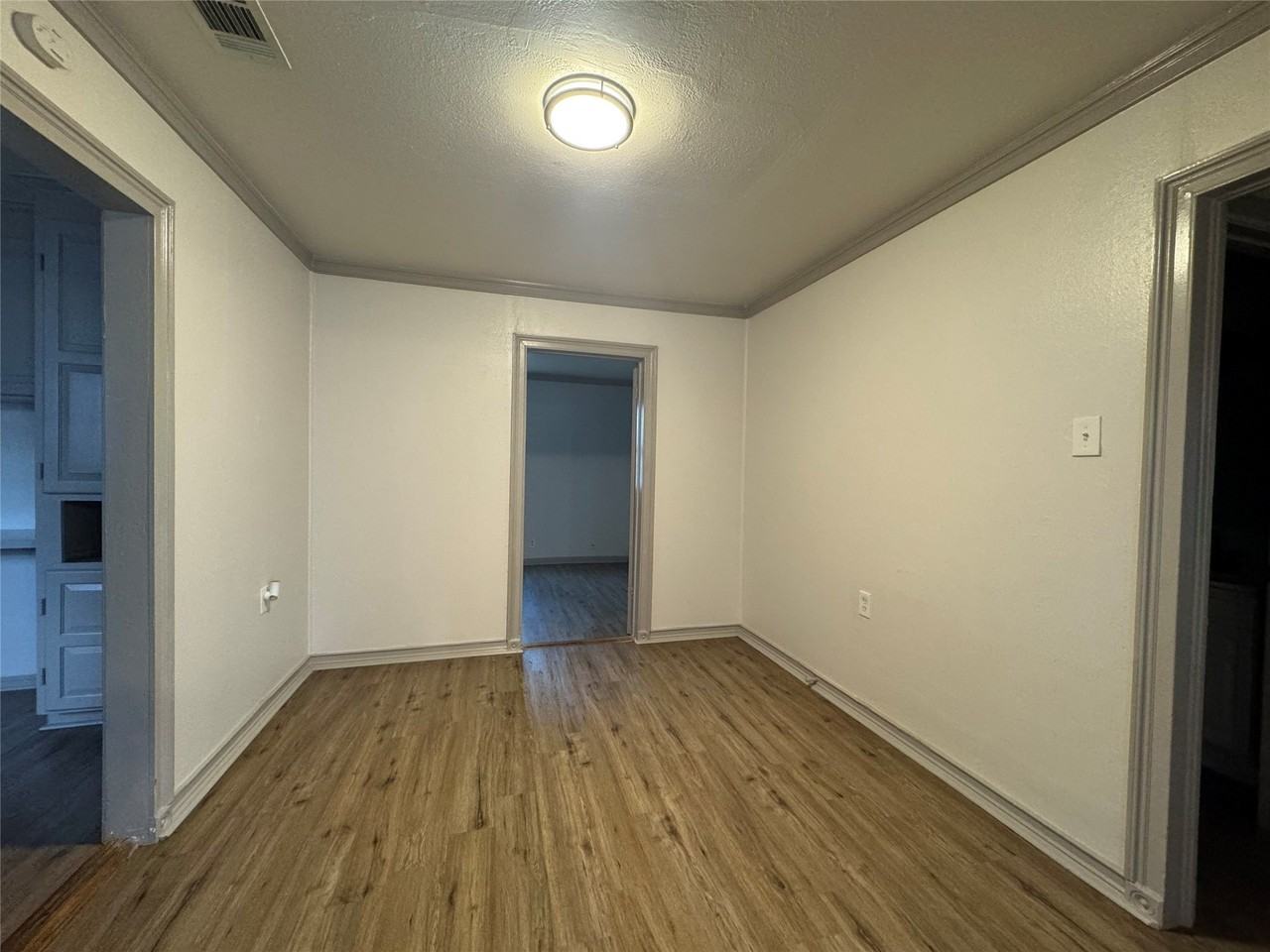 310 Avenue J - Photo 6 of 13