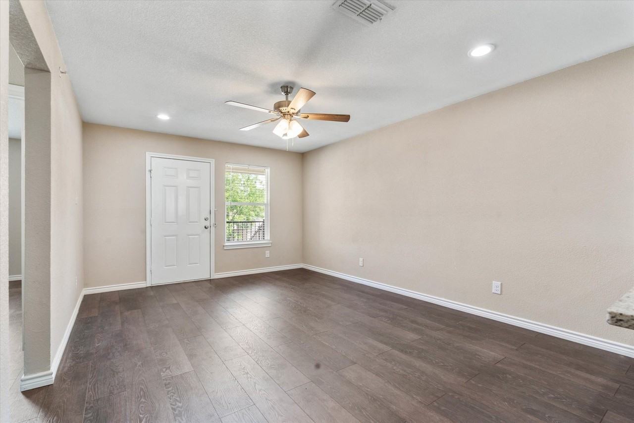 1406 Courtney Pl #D - Photo 3 of 27