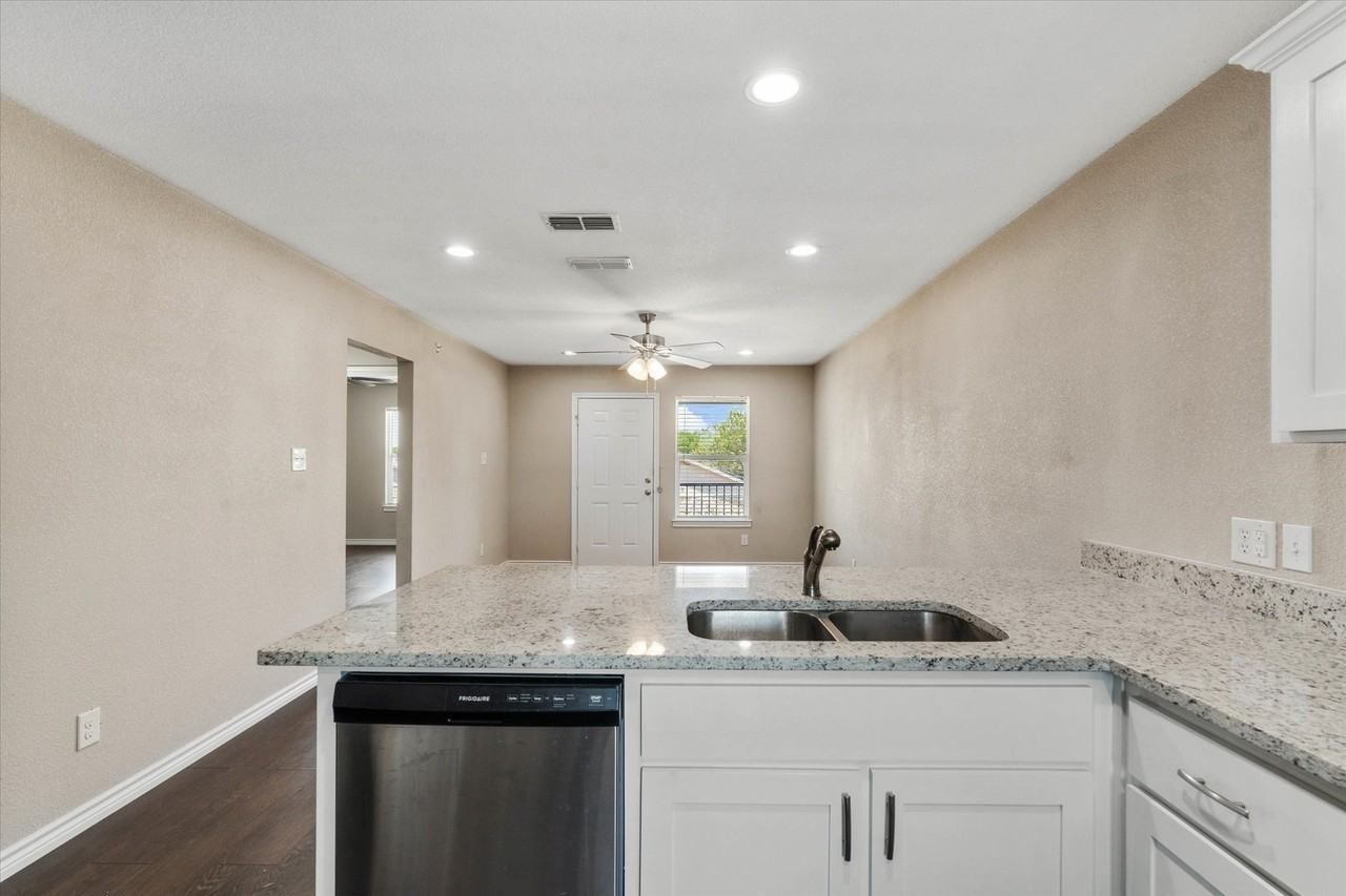 1406 Courtney Pl #D - Photo 7 of 27