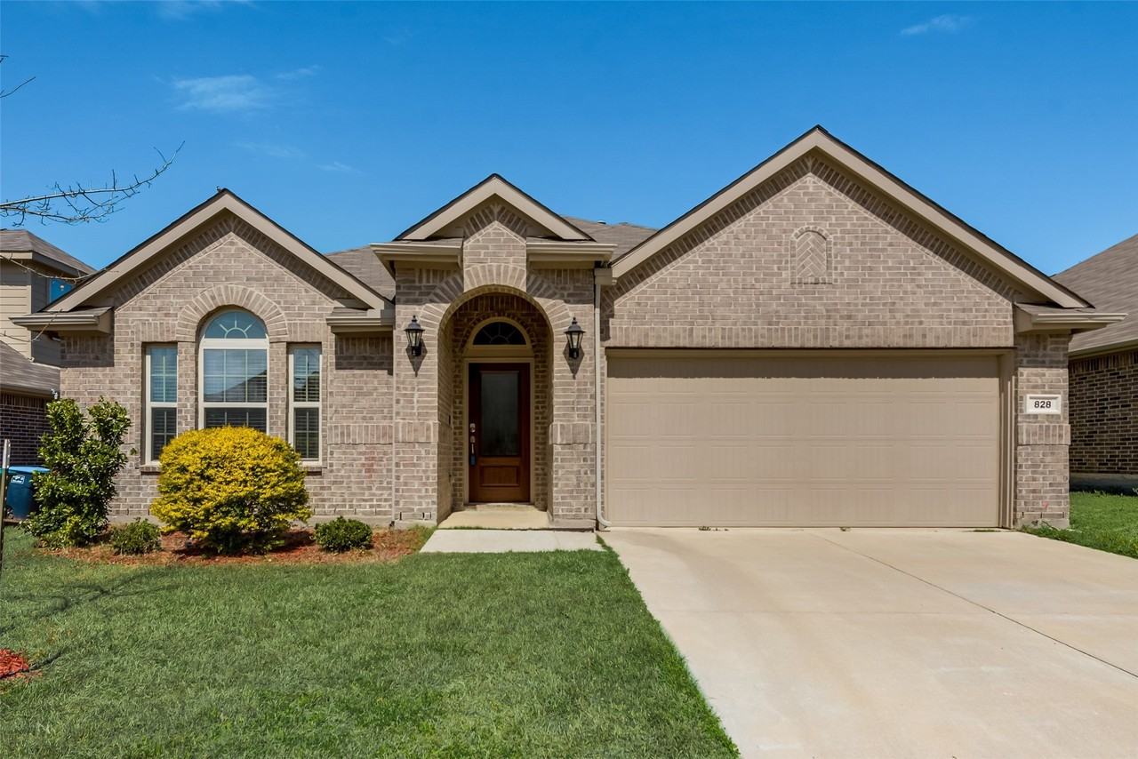 828 Skytop Dr - Photo 2 of 22