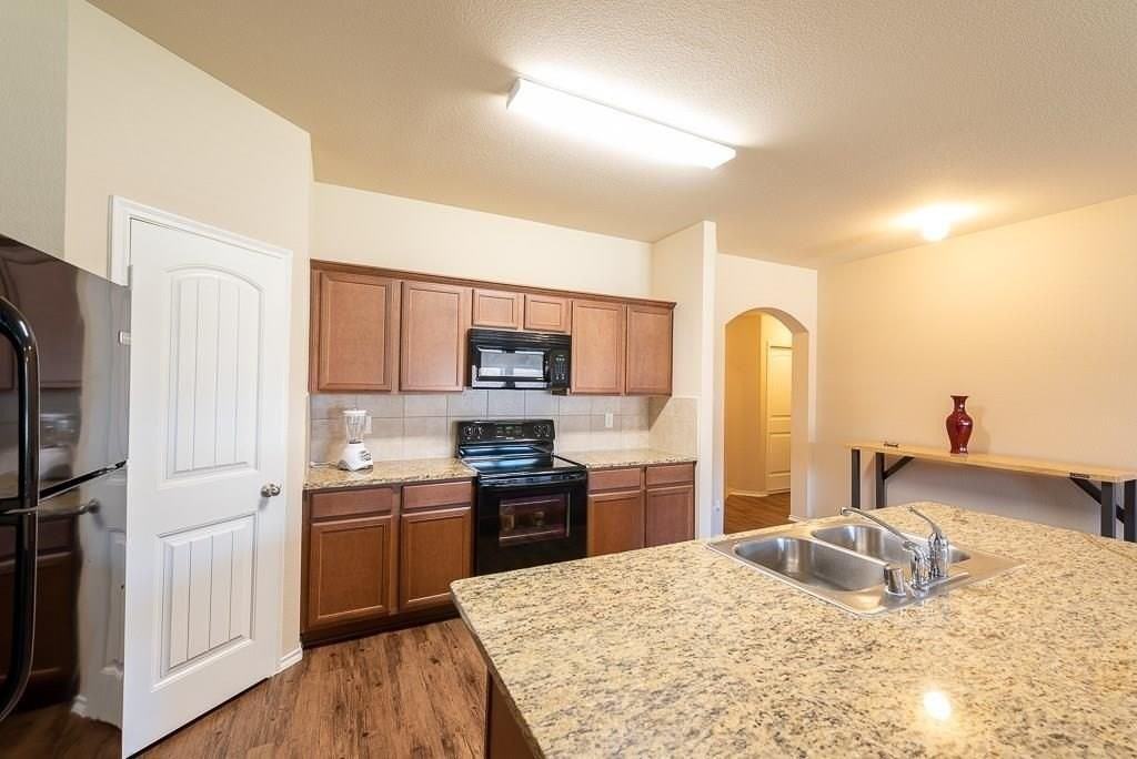 2126 Shady Glen Trl - Photo 3 of 24