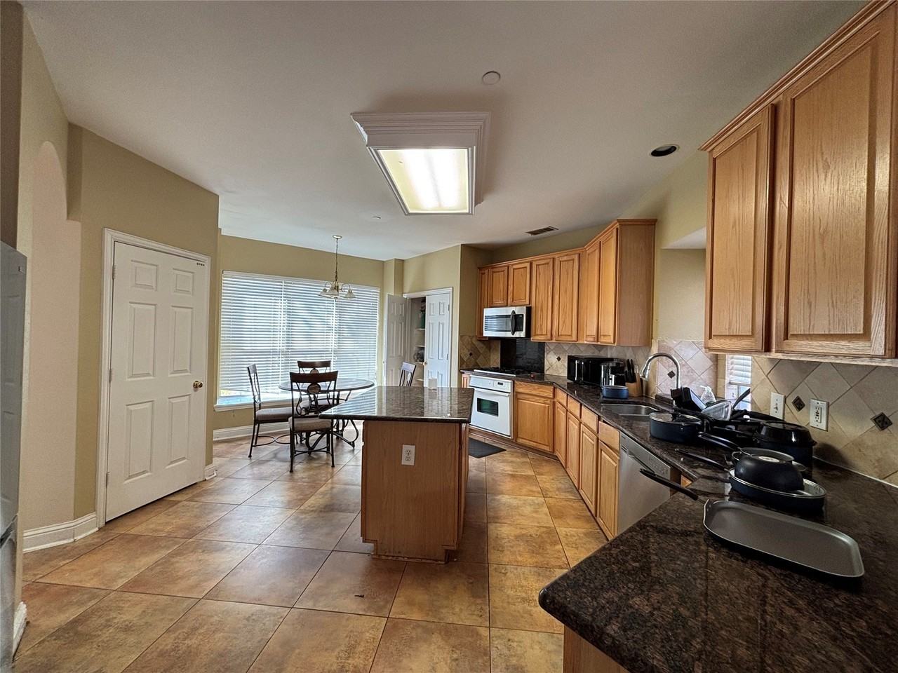 462 Richmond St - Photo 4 of 21