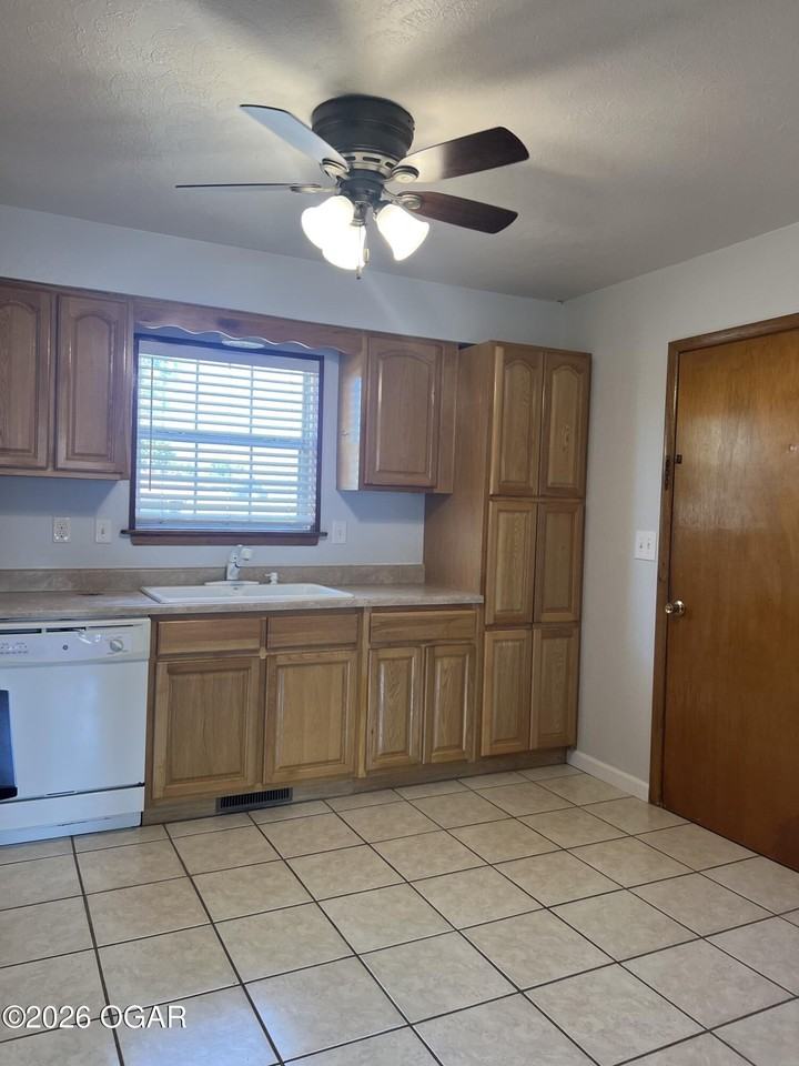 2606 Indiana Ave - Photo 4 of 8