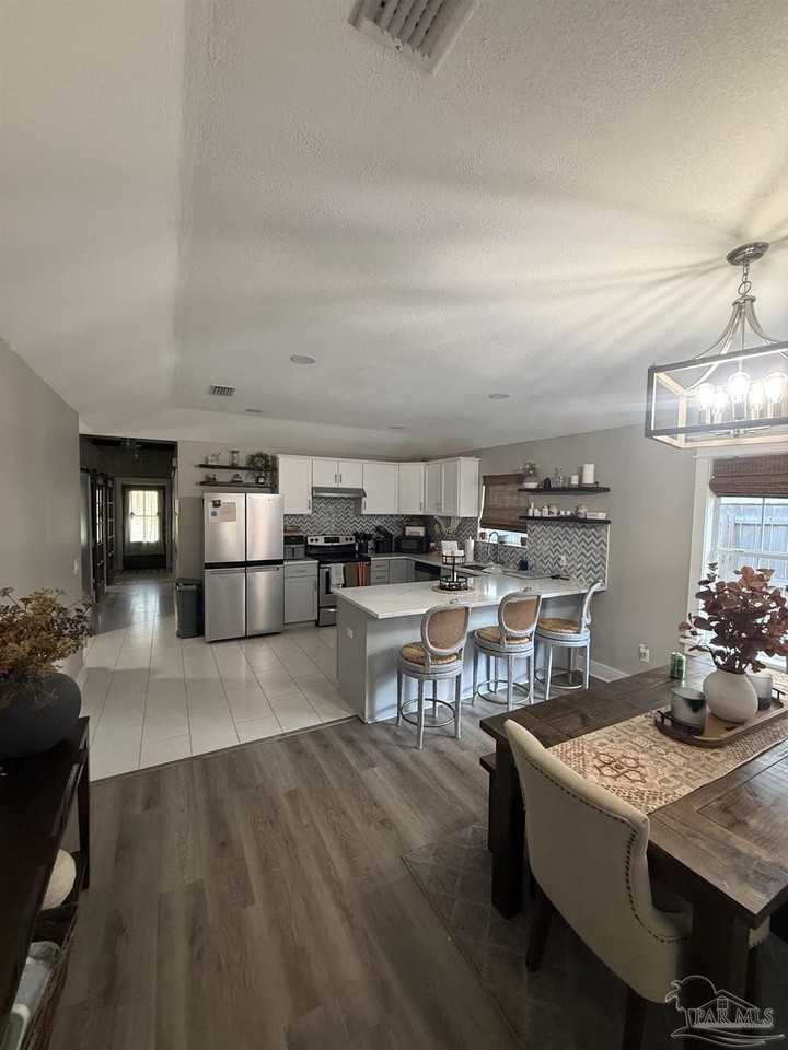 1249 E Fisher St - Photo 2 of 12