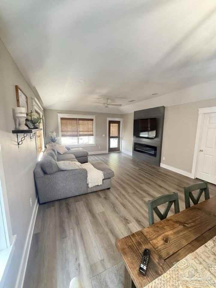 1249 E Fisher St - Photo 3 of 12