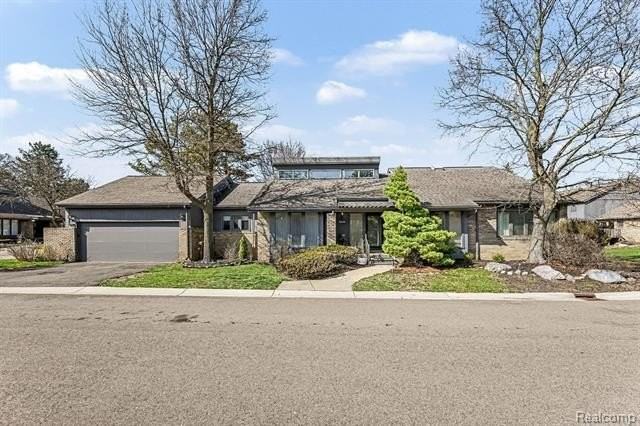 5950 Pinetree Dr - Photo 2 of 37