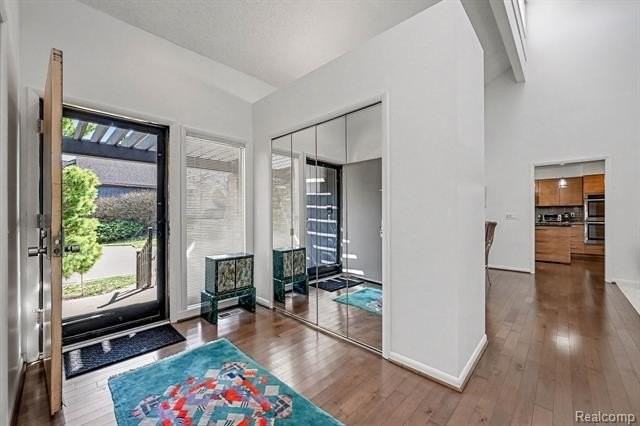 5950 Pinetree Dr - Photo 4 of 37
