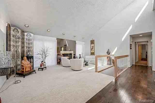 5950 Pinetree Dr - Photo 6 of 37