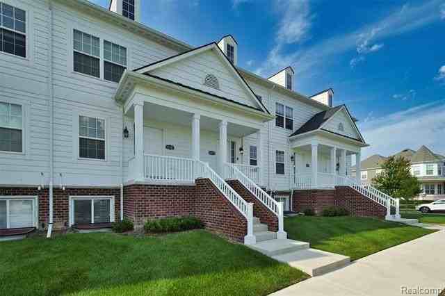 53773 Champlain St - Photo 2 of 39