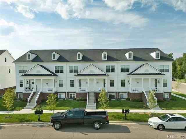 53773 Champlain St - Photo 3 of 39
