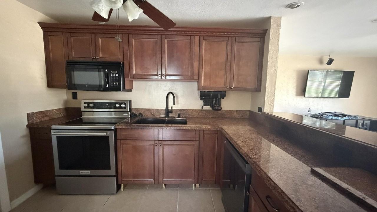 1531 Ne 30th St - Photo 3 of 14